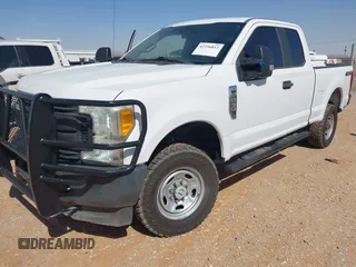 2017 Ford F-250 XLT с VIN 1FT7X2B61HEC10144, выставлен на аукционе IAAI как лот 42256812 с пробегом 123 380 миль миль и . История ставок и продаж доступна на DreamBid. Изображение 17.