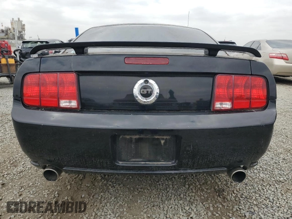 2005 Ford Mustang GT Deluxe z VIN 1ZVFT82H555212371, wystawiony jako Copart lot #55881535 z przebiegiem Nie podano mil oraz Czysty tytuł • Clean title. Historia ofert i sprzedaży dostępna na DreamBid. Obrazek 6.