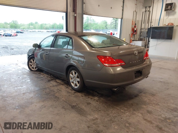 2007 Toyota Avalon XL z VIN 4T1BK36B17U193545, wystawiony jako IAAI lot #42202391 z przebiegiem 98 388 mil mil oraz . Historia ofert i sprzedaży dostępna na DreamBid. Obrazek 3.