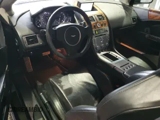 2005 Aston Martin DB9 z VIN SCFAD01A25GA00018, wystawiony jako Copart lot #84703534 z przebiegiem 19 831 mil mil oraz Tytuł czysty. Historia ofert i sprzedaży dostępna na DreamBid. Obrazek 8.