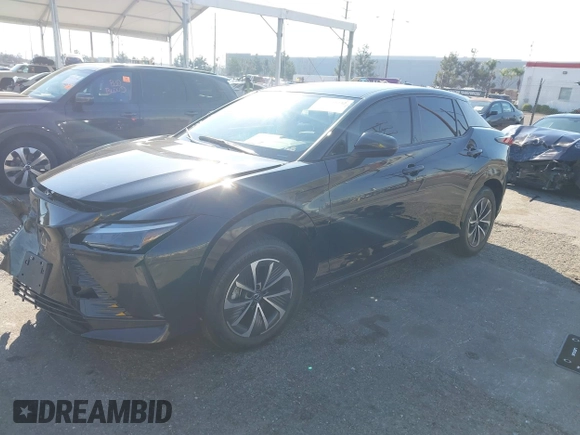 2024 Lexus RZ 300e Premium z VIN JTJABABB1RA004615, wystawiony jako IAAI lot #41310232 z przebiegiem 9 622 mil mil oraz . Historia ofert i sprzedaży dostępna na DreamBid. Obrazek 2.