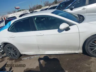 2023 Toyota Camry SE z VIN 4T1G11AK6PU770039, wystawiony jako IAAI lot #41375553 z przebiegiem 46 352 mil mil oraz . Historia ofert i sprzedaży dostępna na DreamBid. Obrazek 14.