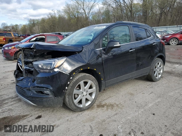 2020 Buick Encore Essence z VIN KL4CJGSB3LB033577, wystawiony jako Copart lot #53960845 z przebiegiem 57 581 mil mil oraz Szkody całkowita. Historia ofert i sprzedaży dostępna na DreamBid. Obrazek 1.