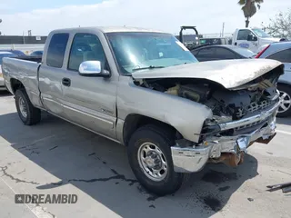 2000 Chevrolet Silverado 2500 LS z VIN 1GCFC29U8YZ144325, wystawiony jako IAAI lot #42044006 z przebiegiem 207 522 mil mil oraz . Historia ofert i sprzedaży dostępna na DreamBid. Obrazek 1.