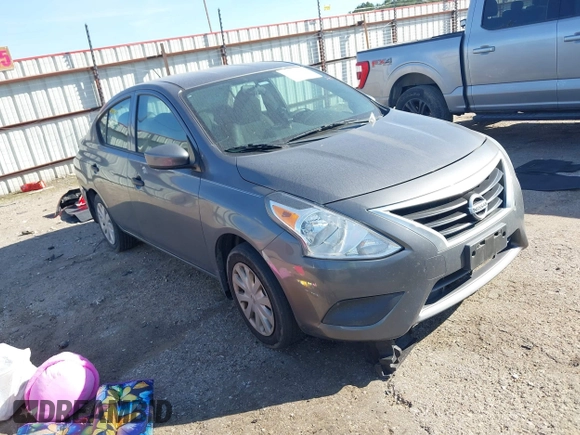 2016 Nissan Versa SV z VIN 3N1CN7APXGL904067, wystawiony jako IAAI lot #40968514 z przebiegiem 107 909 mil mil oraz . Historia ofert i sprzedaży dostępna na DreamBid. Obrazek 1.