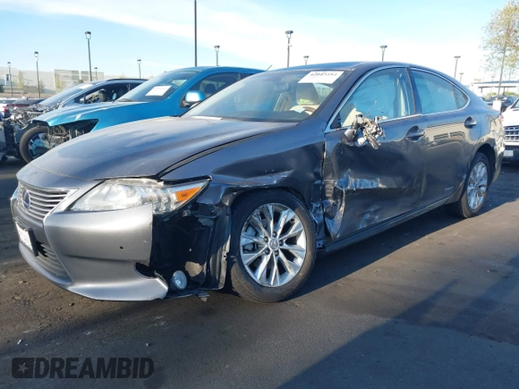2013 Lexus ES 300h z VIN JTHBW1GG3D2015178, wystawiony jako IAAI lot #42045484 z przebiegiem 104 301 mil mil oraz . Historia ofert i sprzedaży dostępna na DreamBid. Obrazek 6.