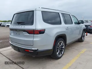 2022 Jeep Wagoneer Series III z VIN 1C4SJVDT7NS123927, wystawiony jako IAAI lot #42086651 z przebiegiem 34 761 mil mil oraz . Historia ofert i sprzedaży dostępna na DreamBid. Obrazek 4.