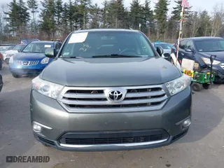 2011 Toyota Highlander with VIN 5TDBK3EH0BS065899, listed as a IAAI auction lot 41281584 with 177,497 mi miles. Bid and sale history available at carsss.com. Image 12.
