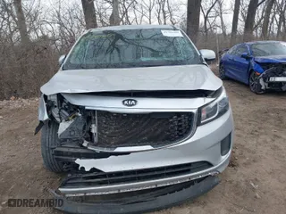 2017 Kia Sedona L with VIN KNDMA5C17H6258458, listed as a IAAI auction lot 41701560 with 93,232 mi miles. Bid and sale history available at carsss.com. Image 12.