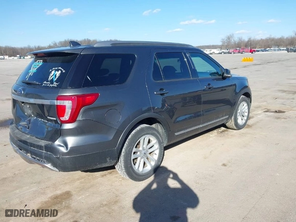 2016 Ford Explorer XLT with VIN 1FM5K7D89GGB93318, listed as a IAAI auction lot 41634295 with 195,853 mi miles. Bid and sale history available at carsss.com. Image 4.