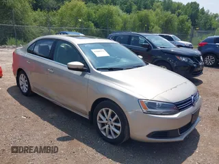 2014 Volkswagen Jetta SE z VIN 3VWD17AJ4EM223299, wystawiony jako IAAI lot #42806273 z przebiegiem 90 586 mil mil oraz . Historia ofert i sprzedaży dostępna na DreamBid. Obrazek 1.