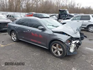 2013 Volkswagen Passat SE z VIN 1VWBP7A35DC122862, wystawiony jako IAAI lot #40831766 z przebiegiem 156 399 mil mil oraz . Historia ofert i sprzedaży dostępna na DreamBid. Obrazek 1.