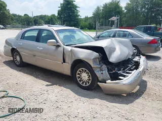 2000 Lincoln Town Car Signature с VIN 1LNHM82W3YY764702, выставлен на аукционе IAAI как лот 42590602 с пробегом 189 387 миль миль и . История ставок и продаж доступна на DreamBid. Изображение 1.
