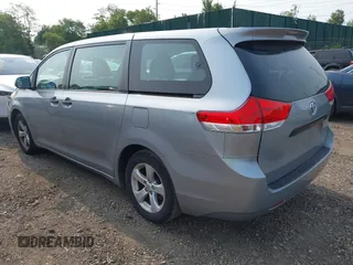 2011 Toyota Sienna z VIN 5TDZK3DC1BS090217, wystawiony jako IAAI lot #42344820 z przebiegiem 135 996 mil mil oraz . Historia ofert i sprzedaży dostępna na DreamBid. Obrazek 3.