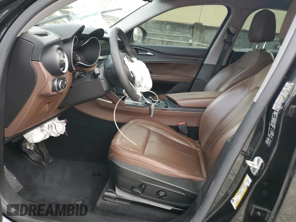 2019 Alfa Romeo Stelvio z VIN ZASPAJAN5K7C71665, wystawiony jako Copart lot #41913285 z przebiegiem 69 461 mil mil oraz Nie do naprawy. Historia ofert i sprzedaży dostępna na DreamBid. Obrazek 7.