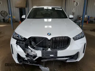 2025 BMW X5 xDrive40i z VIN 5UX23EU03S9Z14103, wystawiony jako Copart lot #56754705 z przebiegiem 2 983 mil mil oraz Czysty tytuł • Clean title. Historia ofert i sprzedaży dostępna na DreamBid. Obrazek 5.