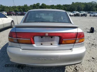 2002 Saturn LS z VIN 1G8JW54RX2Y510735, wystawiony jako Copart lot #67517484 z przebiegiem 272 600 mil mil oraz Szkody całkowita. Historia ofert i sprzedaży dostępna na DreamBid. Obrazek 6.