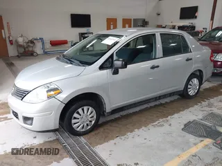2009 Nissan Versa 1.6 z VIN 3N1CC11E89L460255, wystawiony jako IAAI lot #42161311 z przebiegiem 165 905 mil mil oraz . Historia ofert i sprzedaży dostępna na DreamBid. Obrazek 2.