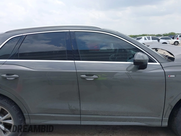 2021 Audi Q3 S line Premium z VIN WA1DECF33M1040282, wystawiony jako IAAI lot #42162587 z przebiegiem 90 509 mil mil oraz . Historia ofert i sprzedaży dostępna na DreamBid. Obrazek 14.