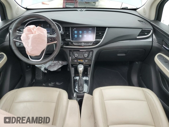 2020 Buick Encore Essence z VIN KL4CJGSB6LB047540, wystawiony jako Copart lot #48350565 z przebiegiem 40 156 mil mil oraz Nie do naprawy. Historia ofert i sprzedaży dostępna na DreamBid. Obrazek 8.