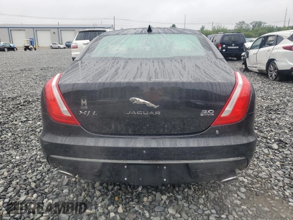2017 Jaguar XJ Portfolio z VIN SAJWJ2GD3H8W10775, wystawiony jako Copart lot #59276325 z przebiegiem 90 345 mil mil oraz Szkoda całkowita • Salvage title. Historia ofert i sprzedaży dostępna na DreamBid. Obrazek 6.