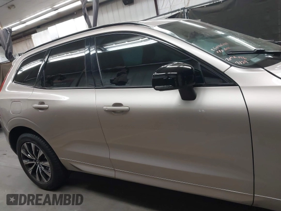 2024 Volvo XC60 Core Dark Theme z VIN YV4L12RK5R1837129, wystawiony jako IAAI lot #41988882 z przebiegiem Nie podano mil oraz . Historia ofert i sprzedaży dostępna na DreamBid. Obrazek 13.