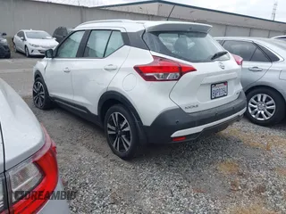 2020 Nissan Kicks SR z VIN 3N1CP5DV2LL543887, wystawiony jako IAAI lot #42153454 z przebiegiem 25 573 mil mil oraz . Historia ofert i sprzedaży dostępna na DreamBid. Obrazek 3.