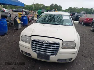 2008 Chrysler 300 Touring z VIN 2C3LA53G28H273811, wystawiony jako IAAI lot #42468024 z przebiegiem 132 677 mil mil oraz . Historia ofert i sprzedaży dostępna na DreamBid. Obrazek 6.
