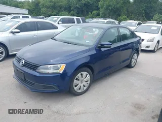 2014 Volkswagen Jetta SE z VIN 3VWD17AJ0EM402858, wystawiony jako IAAI lot #42663051 z przebiegiem 138 606 mil mil oraz . Historia ofert i sprzedaży dostępna na DreamBid. Obrazek 2.