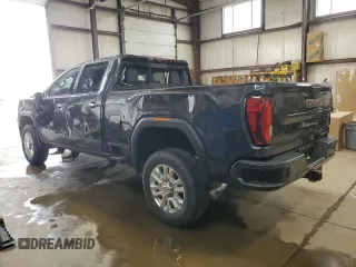 2021 GMC Sierra 3500HD Denali z VIN 1GT49WEYXMF261440, wystawiony jako Copart lot #43560575 z przebiegiem 83 839 mil mil oraz Szkoda całkowita • Salvage title. Historia ofert i sprzedaży dostępna na DreamBid. Obrazek 2.