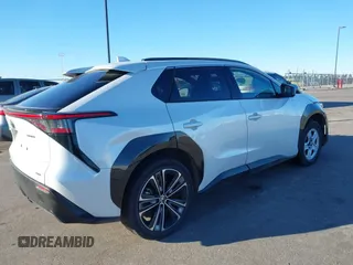 2023 Toyota bZ4X XLE z VIN JTMABACA5PA035744, wystawiony jako IAAI lot #41264742 z przebiegiem 27 792 mil mil oraz . Historia ofert i sprzedaży dostępna na DreamBid. Obrazek 4.