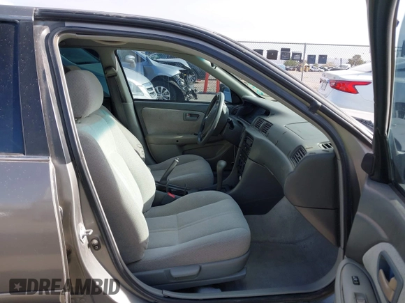 2001 Toyota Camry CE z VIN 4T1BG22K31U069513, wystawiony jako IAAI lot #42243673 z przebiegiem 137 241 mil mil oraz . Historia ofert i sprzedaży dostępna na DreamBid. Obrazek 5.