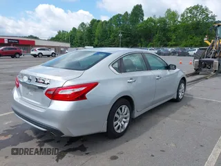 2017 Nissan Altima SV z VIN 1N4AL3AP1HC476475, wystawiony jako IAAI lot #39312828 z przebiegiem 59 498 mil mil oraz . Historia ofert i sprzedaży dostępna na DreamBid. Obrazek 4.