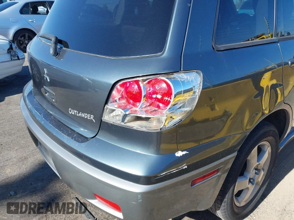 2004 Mitsubishi Outlander SE with VIN JA4LX41F74U035064, listed as a IAAI auction lot 40826249 with 274,046 mi miles. Bid and sale history available at carsss.com. Image 6.
