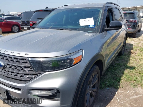 2022 Ford Explorer XLT z VIN 1FMSK7DH8NGB98882, wystawiony jako IAAI lot #41927913 z przebiegiem 48 179 mil mil oraz . Historia ofert i sprzedaży dostępna na DreamBid. Obrazek 2.