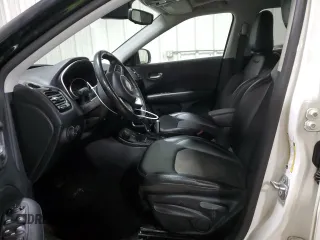 2019 Jeep Compass Altitude z VIN 3C4NJDBB5KT834215, wystawiony jako Copart lot #54130345 z przebiegiem 1 660 mil mil oraz Szkoda całkowita • Salvage title. Historia ofert i sprzedaży dostępna na DreamBid. Obrazek 7.