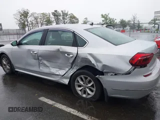 2017 Volkswagen Passat S z VIN 1VWAT7A38HC064419, wystawiony jako IAAI lot #42156027 z przebiegiem 81 062 mil mil oraz . Historia ofert i sprzedaży dostępna na DreamBid. Obrazek 6.