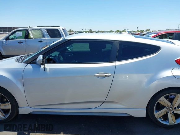 2013 Hyundai Veloster Turbo z VIN KMHTC6AE0DU177983, wystawiony jako IAAI lot #42292102 z przebiegiem 121 142 mil mil oraz . Historia ofert i sprzedaży dostępna na DreamBid. Obrazek 14.
