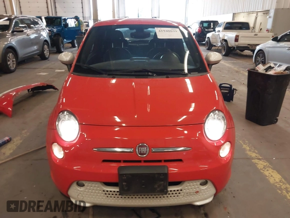 2018 FIAT 500e z VIN 3C3CFFGE4JT377259, wystawiony jako IAAI lot #41940039 z przebiegiem 61 053 mil mil oraz . Historia ofert i sprzedaży dostępna na DreamBid. Obrazek 13.