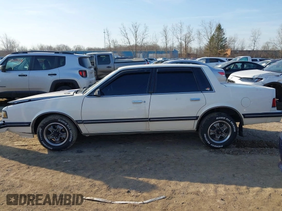 1988 Chevrolet Celebrity z VIN 1G1AW51W4J6137291, wystawiony jako IAAI lot #41777521 z przebiegiem 163 299 mil mil oraz . Historia ofert i sprzedaży dostępna na DreamBid. Obrazek 15.