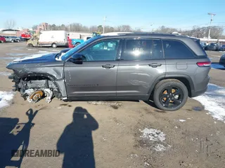 2024 Jeep Grand Cherokee Limited with VIN 1C4RJHBG3R8586947, listed as a IAAI auction lot 41172584 with 3,565 mi miles and . Bid and sale history available at DreamBid. Image 15.