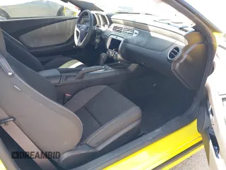 2015 Chevrolet Camaro LS z VIN 2G1FB1E36F9249133, wystawiony jako IAAI lot #42026600 z przebiegiem 63 300 mil mil oraz . Historia ofert i sprzedaży dostępna na DreamBid. Obrazek 5.