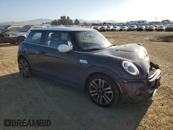 2020 MINI Hardtop Cooper S z VIN WMWXR5C04L2M16068, wystawiony jako Copart lot #53107645 z przebiegiem 43 810 mil mil oraz Szkody całkowita. Historia ofert i sprzedaży dostępna na DreamBid. Obrazek 4.