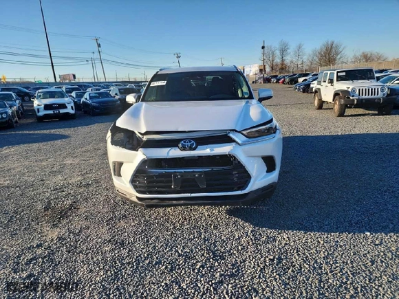 2024 Toyota Grand Highlander XLE with VIN 5TDAAAB52RS009597, listed as a Copart auction lot 53631745 with 12,247 mi miles and Salvage Title. Bid and sale history available at carsss.com. Image 5.