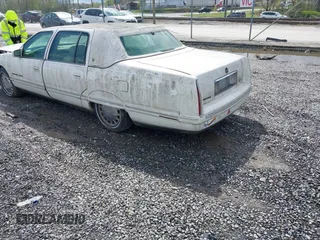 1999 Cadillac DeVille z VIN 1G6KD54Y5XU780836, wystawiony jako IAAI lot #41986180 z przebiegiem Nie podano mil oraz . Historia ofert i sprzedaży dostępna na DreamBid. Obrazek 3.