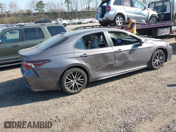 2023 Toyota Camry SE z VIN 4T1G11BK6PU096991, wystawiony jako IAAI lot #42062219 z przebiegiem 82 824 mil mil oraz . Historia ofert i sprzedaży dostępna na DreamBid. Obrazek 4.