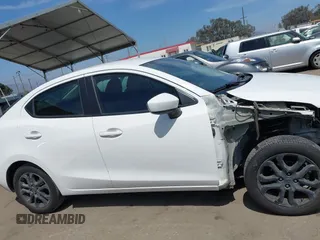 2017 Toyota Yaris z VIN 3MYDLBYV8HY172039, wystawiony jako IAAI lot #42327155 z przebiegiem 100 561 mil mil oraz . Historia ofert i sprzedaży dostępna na DreamBid. Obrazek 14.