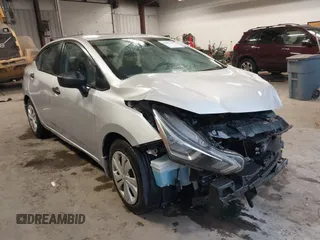 2023 Nissan Versa S z VIN 3N1CN8DV2PL870383, wystawiony jako IAAI lot #41483365 z przebiegiem 49 129 mil mil oraz . Historia ofert i sprzedaży dostępna na DreamBid. Obrazek 1.