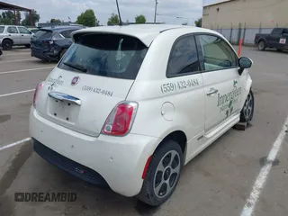 2018 FIAT 500e z VIN 3C3CFFGE9JT425578, wystawiony jako IAAI lot #42078476 z przebiegiem 29 592 mil mil oraz . Historia ofert i sprzedaży dostępna na DreamBid. Obrazek 4.