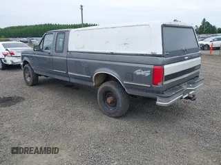 1993 Ford F-250 z VIN 1FTHX26G9PKB42392, wystawiony jako IAAI lot #42320912 z przebiegiem Nie podano mil oraz . Historia ofert i sprzedaży dostępna na DreamBid. Obrazek 3.